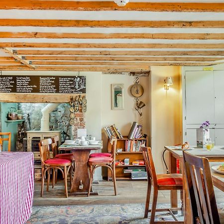 Tiger Inn - Catherine Eastdean Bagian luar foto