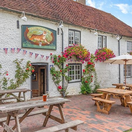 Tiger Inn - Catherine Eastdean Bagian luar foto